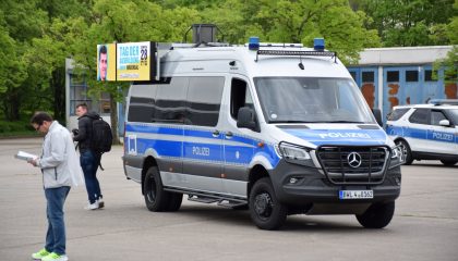 Bild des Lautsprecherkraftwagens mit Infoscreens an der Seite, die den Tag der Ausbildung beworben haben.