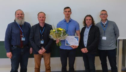 Bild der Preisübergabe, v. l.: Prof. Dr. Roman Povalej (Polizeiakademie Niedersachsen), Silvio Berner M. A. (Hochschule der sächsichen Polizei), Preisträger Paul David Langsam (HfPolBW), Prof. Dr. Dirk Labudde (Hochschule Mittweida), Michael Mundt (Fa. Esri)