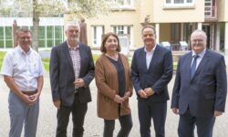 Die Teilnehmenden des Besuchs der Bürgerbeauftragten, v. l. Ltd. Regierungsdirektor Gegg, Kriminaldirektor a. D. Jäger, Bürgerbeauftrage Böhlen, Präsident Zeiser, Prorektor Prof. Dr. Kastner