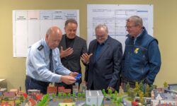 von links befinden sich Polizeidirektor Jürgen Renz, Präsident Matthias Zeiser, Prorektor Prof. Dr. Berthold Kastner und Leitender Regierungsdirektor Thomas Gegg an einer Planübungsplatte