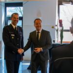 Begrüßung per Handschlag