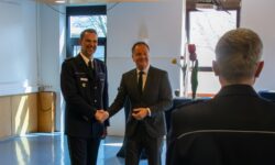 Begrüßung per Handschlag