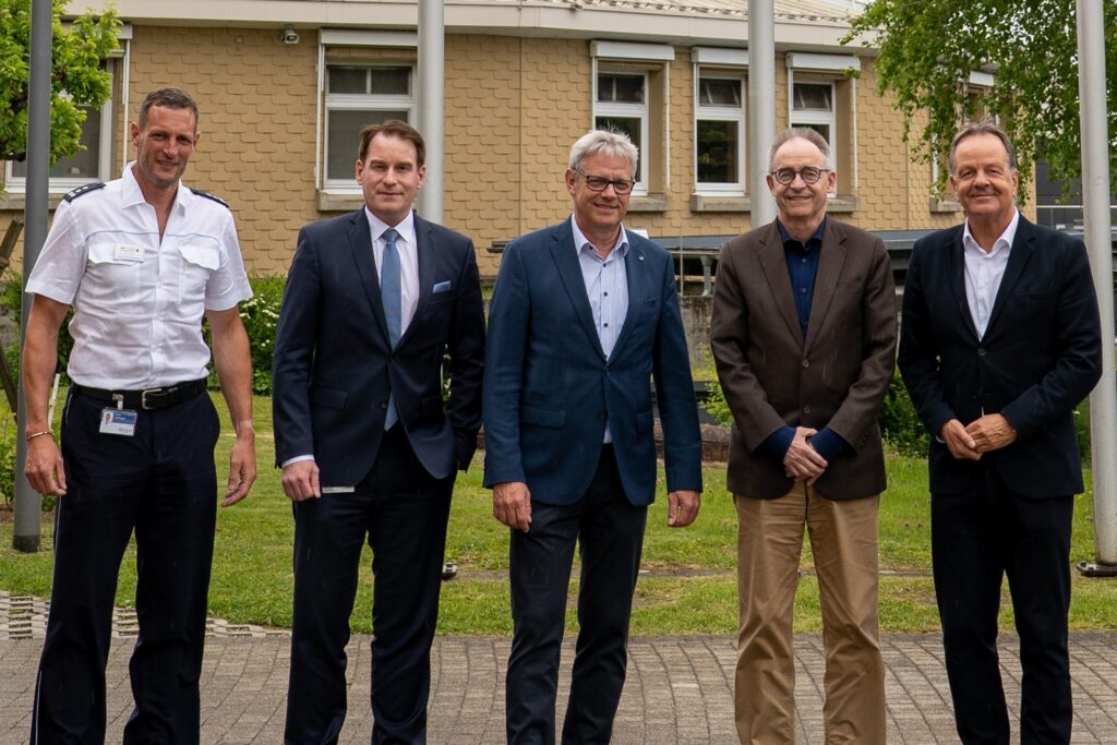Gruppenbild mit den Besucherv aus der Schweiz, v. l.: Christian Lehberger, Dr. Florian Eder, Alex Birrer, Thomas Zuber, Matthias Zeiser