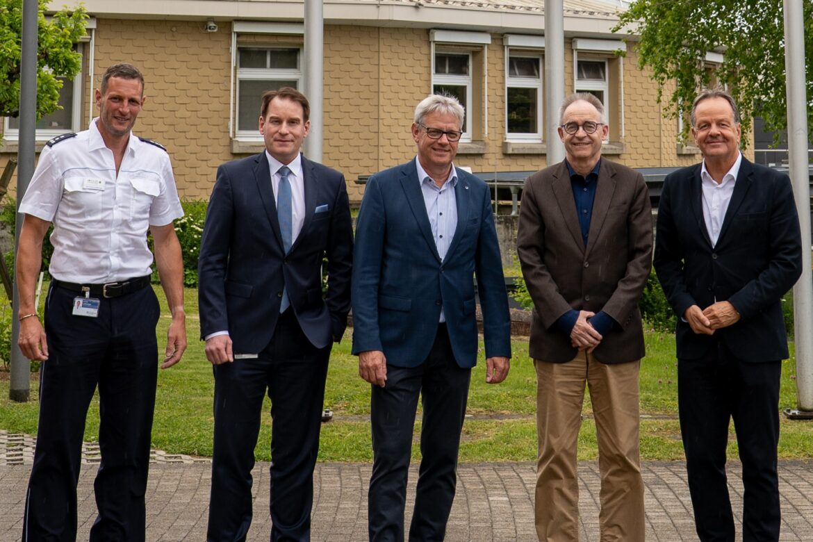 Gruppenbild mit den Besucherv aus der Schweiz, v. l.: Christian Lehberger, Dr. Florian Eder, Alex Birrer, Thomas Zuber, Matthias Zeiser