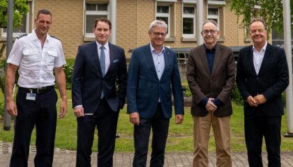 Gruppenbild mit den Besucherv aus der Schweiz, v. l.: Christian Lehberger, Dr. Florian Eder, Alex Birrer, Thomas Zuber, Matthias Zeiser