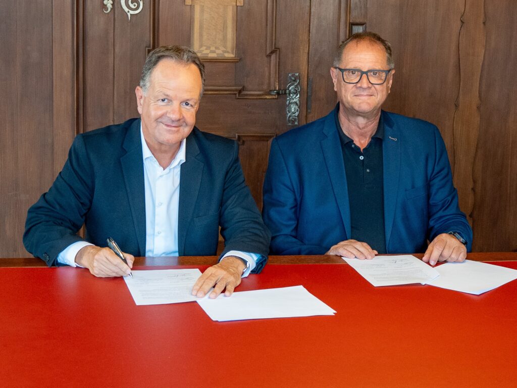 Präsident Matthias Zeiser (links)mit Oberbürgermeister Jürgen Roth bei der Vertragsunterzeichnung im Villinger Rathaus