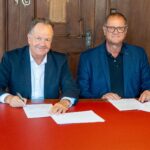 Präsident Matthias Zeiser (links)mit Oberbürgermeister Jürgen Roth bei der Vertragsunterzeichnung im Villinger Rathaus