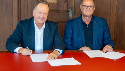 Präsident Matthias Zeiser (links)mit Oberbürgermeister Jürgen Roth bei der Vertragsunterzeichnung im Villinger Rathaus