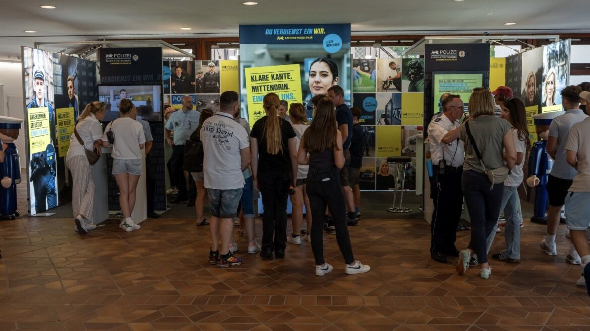 Am Messestand, der im Foyer aufgebaut war, standen die Einstellungsberatenden für Informationen zur Verfügung