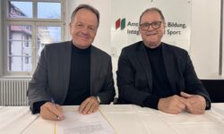 Präsident Zeiser und der Oberbürgermeister der Stadt Villingen-Schwenningen bei der Vertragsunterzeichnung zur Fortführung der Kooperation "Kita HfPol"